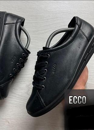 Черные кожаные кроссовки бренда ecco