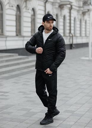 Мужской комплект nike без принта черный штаны на резинке и куртка на молнии и силиконовым утеплителем с вшитым капюшоном