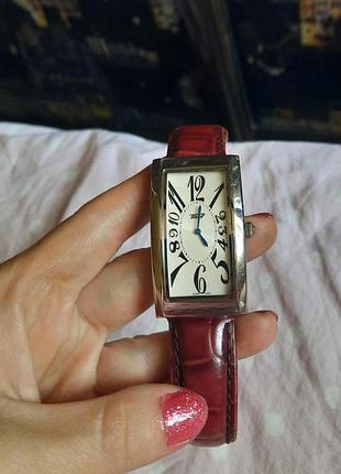 Наручные часы tissot с кожаным ремешком.