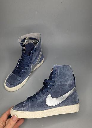 Высокие замшевые кеды nike blazer mid синего цвета с серебристым логотипом swoosh