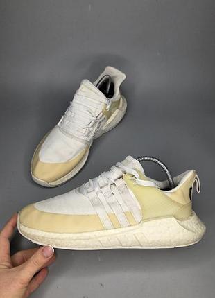 Мужские кроссовки adidas eqt support 93/17 в светлом кремовом оттенке с характерной текстурированной подошвой boost