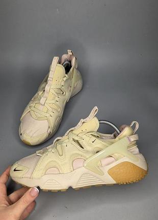 Снікерси кросівки nike air huarache craft у забарвленні sanddrift/team gold/pink oxford