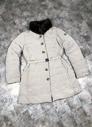 Оригинальное бежевое пальто пуховик armani jeans с меховым воротником и поясом it 46
