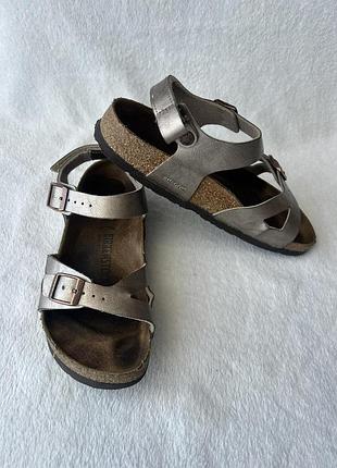 Босоножки кожаные фирмы birkenstock 39 размера по стельке указано 25 см. ортопед