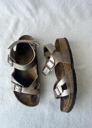 Босоножки кожаные фирмы birkenstock 39 размера по стельке указано 25 см. ортопед
