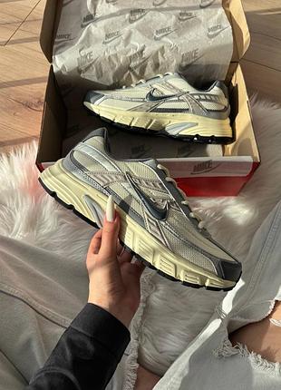 Nike initiator beige dark grey