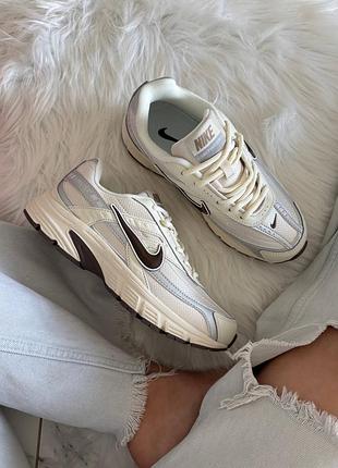 Nike initiator cream silver