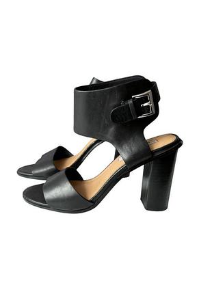 Босоніжки шкіряні жіночі на підборах чорного  кольору steve madden 37 розмір