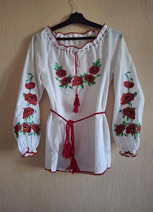 Ніжна жіноча вишиванка з яскравими маками та кутасиками / сучасна українська вишита сорочка.