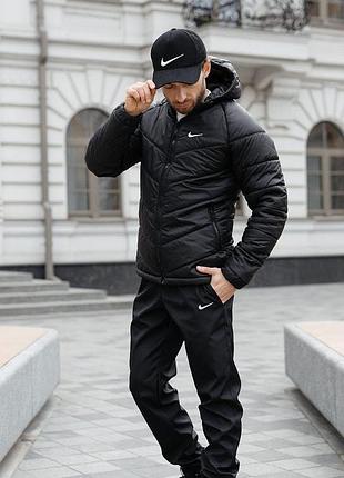 Демисезонный мужской комплект nike черный, утепленная куртка motion на силиконе с прямым кроем и спортивные штаны на манжетах