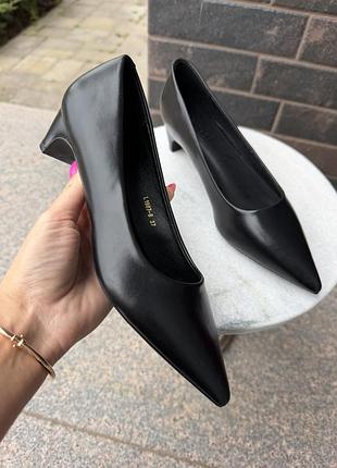 Елегантні туфлі-човники на низькому підборі (kitten heels)