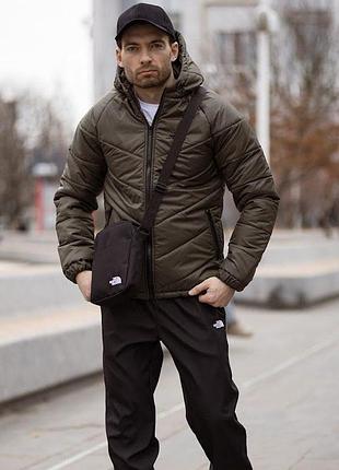 Демисезонный мужской комплект tnf, черные спортивные штаны на манжетах и утеплённая куртка цвет хаки прямого кроя с капюшоном