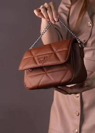 Шкіряна жіноча сумка з монетницею та ланцюжком prada сумочка кросс боді для жінки від прада сумка з ремінцем через плече 23х16х8см