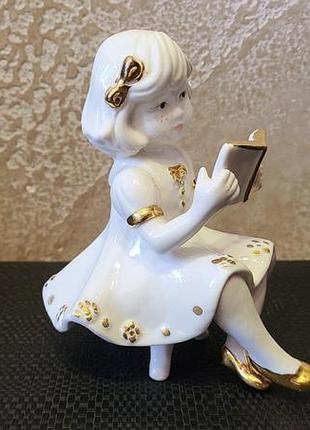 Итальянская фарфоровая статуэтка девочки, которая читает книгу capodimonte