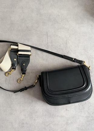 Чорна сумка кросбоді від zara