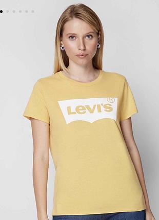 Жовта футболка levi’s в трендовому кольорі вершкове масло левайс