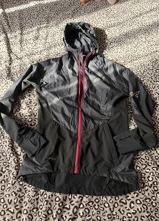 Inov-8 inc чоловіча мембрана вітрова куртка для бігу чорна з капюшоном який можна звернути виріз для великого пальця на блискавці кармани легка