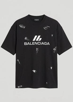 Футболка balenciaga з авторським принтом у вигляді мазків фарби. преміальна бавовна, оверсайз крій та стильний бренд-логотип.