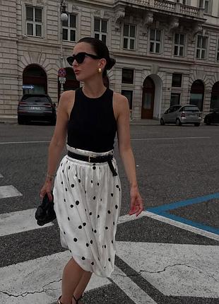Цікава біла спідниця у горох з цікавим кроєм zara 
🤩🤩🤩🤩🤩🤩🤩🤩🤩🤩🤩🤩🤩