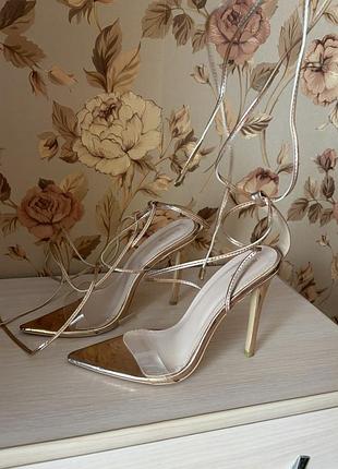 Босоніжки на каблуку