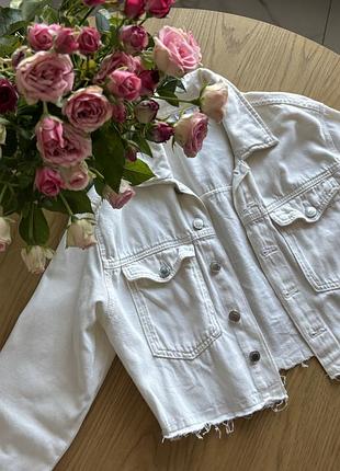 Джинсова куртка кроп. bershka
