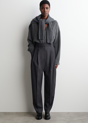 Штани жіночі cos pleated wool-blend barrel-leg trousers / 34