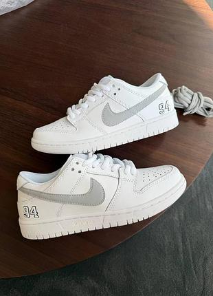 Nike sb dunk low x supreme white grey