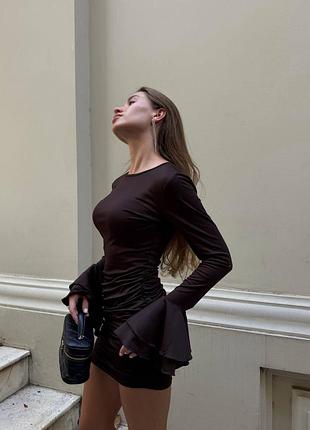 Жіноча шоколадна облягаюча міні сукня з довгими розкльошеними рукавами, з драпіруванням, коротке коричневе плаття святкове