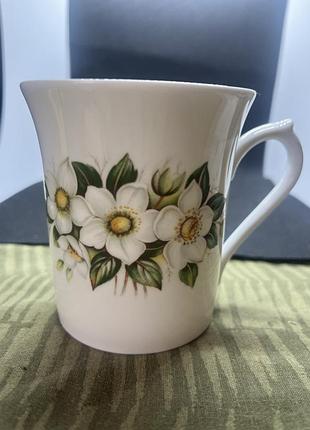 Вінтажну порцелянову чашку (кухоль) із серії «special flowers» бренду queen's (rosina china co. ltd), присвячену грудню з малюнком різдвяної троянди