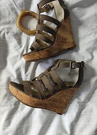 Брендовые оригинальные босоножки guess на танкетке, размер 37