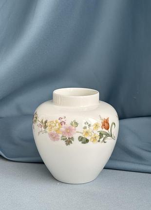 Вінтажна міні-ваза wedgwood mirabelle, england  невелика витончена ваза з англійської кістяної порцеляни wedgwood із серії mirabelle.