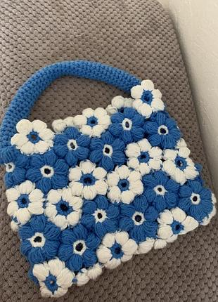 Вʼязана гачком сумочка з об'ємними квітами (puff flower bag), виконана в синьо-білій гамі  короткою ручкою.