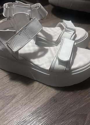 Продам босоніжки.
