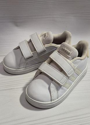 Дитячі білі кросівки adidas
