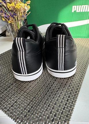 Оригінальні кросівки adidas 4