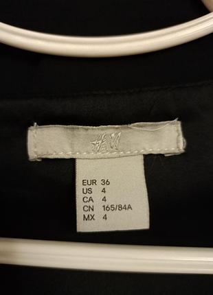 Черное платье свободного кроя от h&m с v-образным вырезом украшено изящной белой окантовкой и завязками на рукавах 6