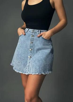 Джинсовая мини юбка от "zara" с застежкой на пуговицы спереди