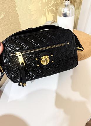 Черная стеганая сумка marc jacobs из кожи с золотистой фурнитурой и накладным карманом на молнии.
