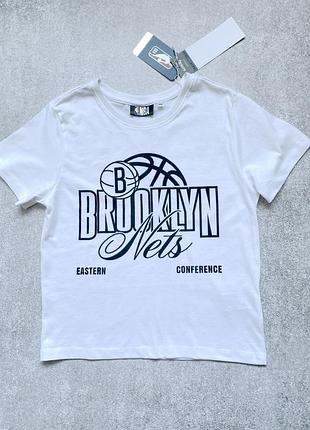 Белая хлопковая футболка унисекс sinsay из лицензионной коллекции nba, посвященная баскетбольному клубу brooklyn nets