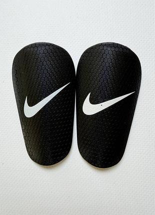 Футбольные щитки nike