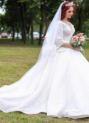 Весільна сукня пишна