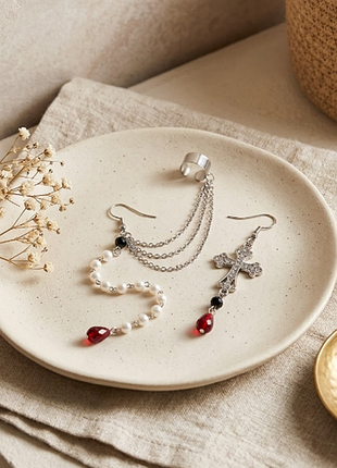 Серьги асимметричные с крестом на клипсой