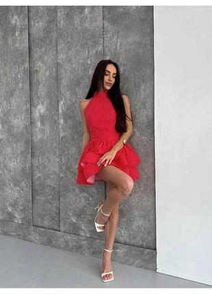 Стильний костюм з топом та багатошаровою спідницею.