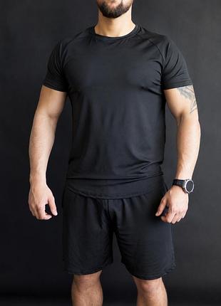 Легка спортивна футболка чорний l