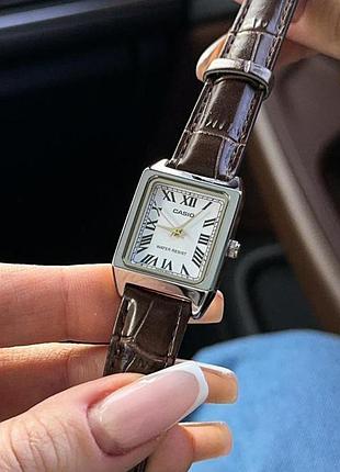 Жіночий годинник casio ltp-v007l-7b2 — класична модель з білим циферблатом та коричневим шкіряним ремінцем 2
