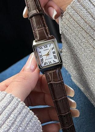 Жіночий годинник casio ltp-v007l-7b2 — класична модель з білим циферблатом та коричневим шкіряним ремінцем 3