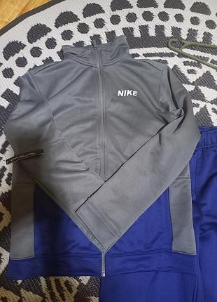 Продам спортивный костюм 2