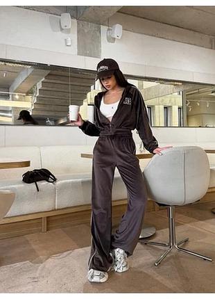 Костюм жіночій з вишивкою. велюровий. кофта на блискавці. штани знизу на кулісках