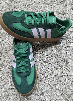 Шикарниє кросівки adidas.