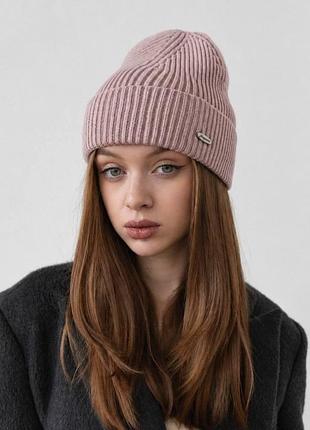 Вязаная женская базовая шапка jacquard пудровая